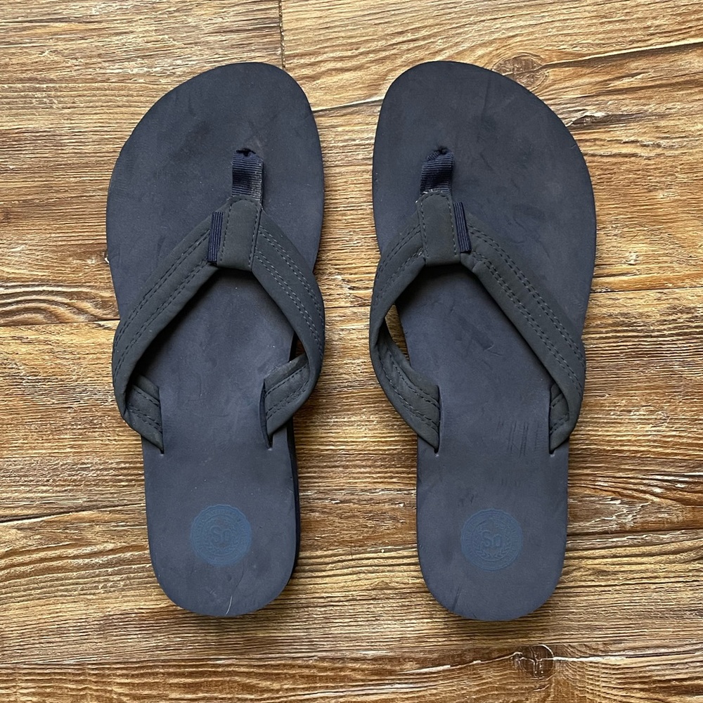 NWOT SO Black Flip Flops sz L